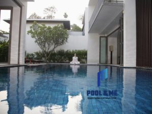 thiền bên hồ bơi